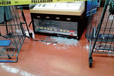 Con martillos y armas roban un Walmart