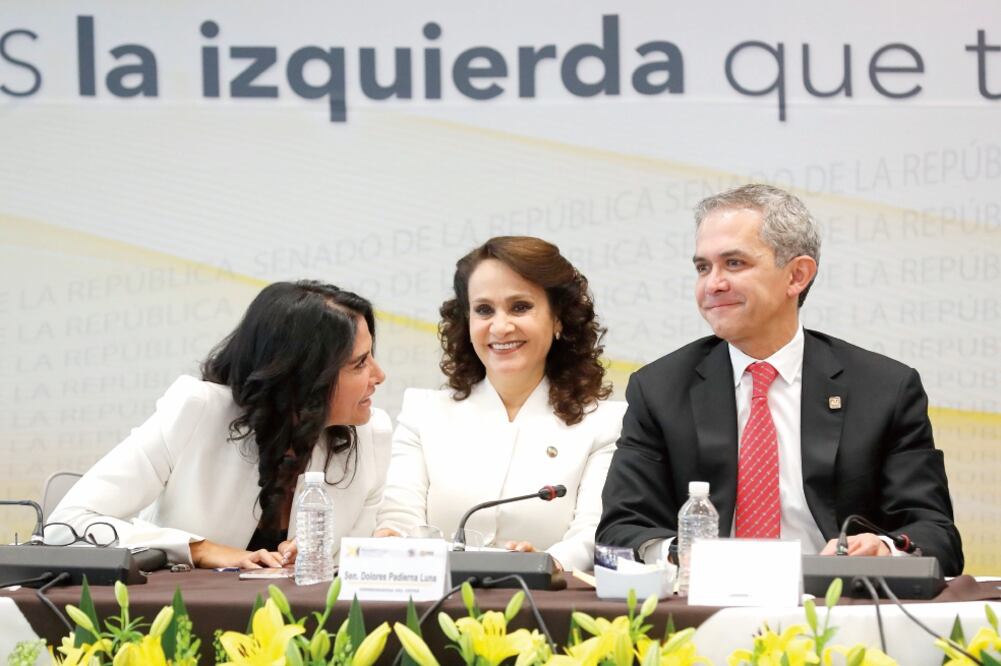 La legisladora y lideresa nacional del PRD, Alejandra Barrales; su coordinadora en la Cámara Alta, Dolores Padierna Luna, y el jefe de Gobierno de la Ciudad de México, Miguel Ángel Mancera, encabezaron la plenaria de senadores del partido.(IRVIN OLIVARES)