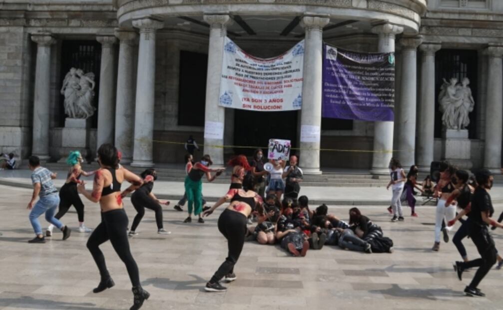 Protestan alumnas de la Academia de la Danza Mexicana contra la violencia sexual que padecen