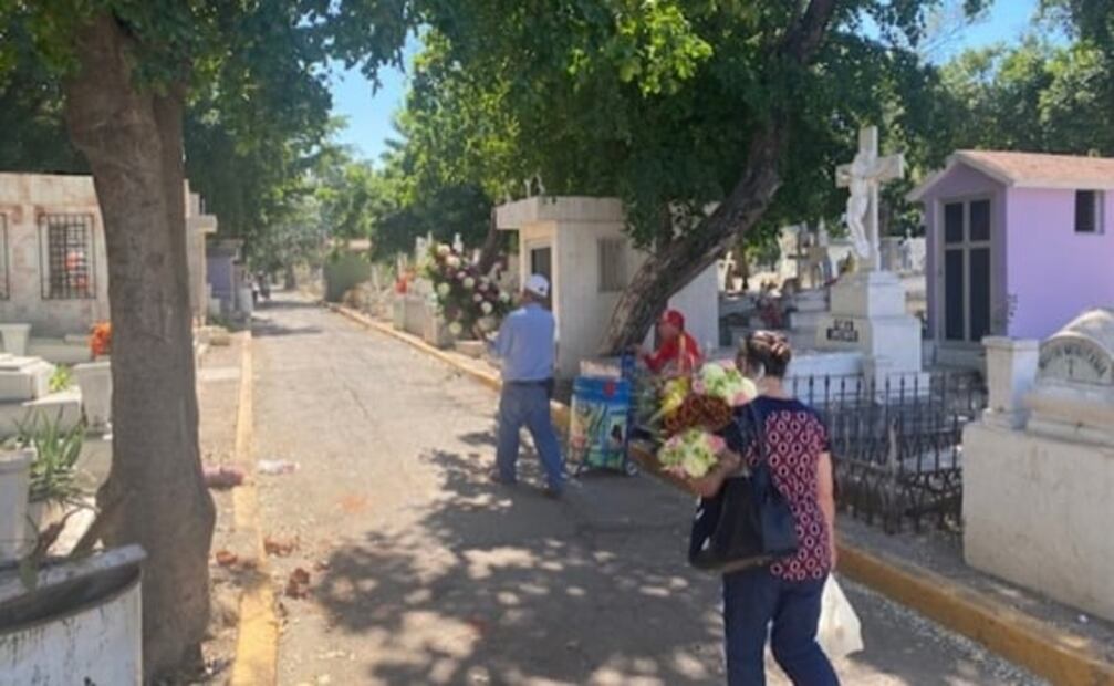 Ante cierre por Día de Muertos, familias anticipan visita a panteones en Sinaloa