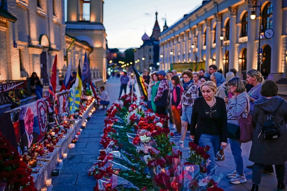 Un memorial improvisado para los miembros del Grupo Wagner que murieron en el avionazo del pasado 23 de agosto, al norte de Moscú. Foto: Alexander Zemlianichenko / AP