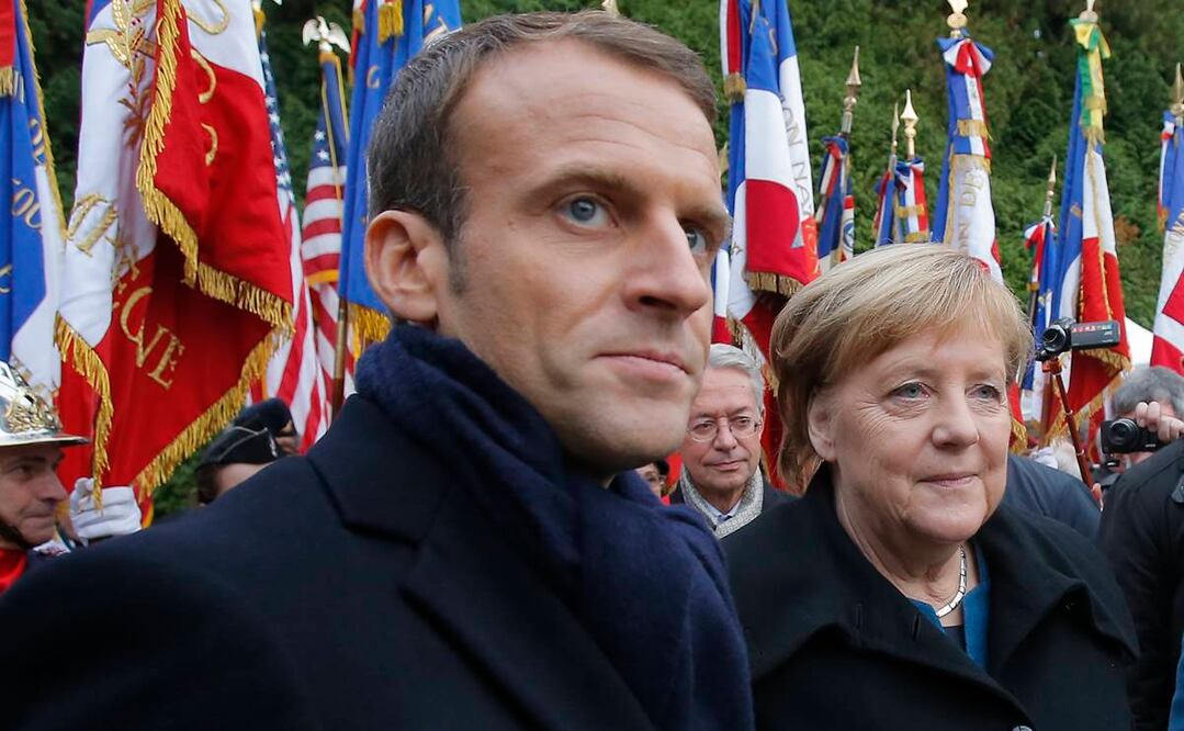 Emmanuel Macron, presidente de Francia; y Angela Merkel, canciller de Alemania. Foto: AP