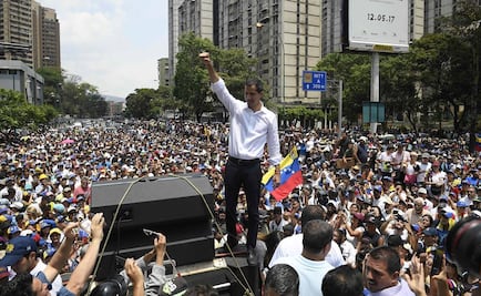Guaidó reaparece en manifestación y llama a paro en la administración pública