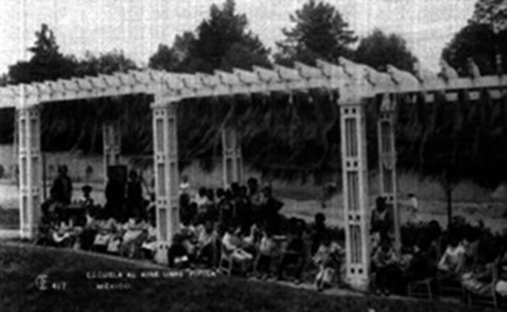 La escuela Primaria El Pípila se basó en un concepto europeo donde se pretendía que los salones contaran con más iluminación y ventilación, aunque para eso tuvieran que prescindir de uno o más muros; sin embargo, en México este concepto se adoptó ante la necesidad de hacer escuelas de bajo costo. Cortesía.