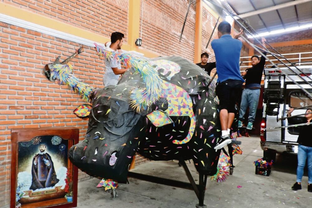 Los Hernández trabaja en la elaboración de Golden Bull, cuya inversión es de 10 mil pesos, sin contar los cohetes con que será rellenado, los cuales son donados por la familia. Estiman que se queme en tres minutos (JUAN MANUEL BARRERA. EL UNIVERSAL)