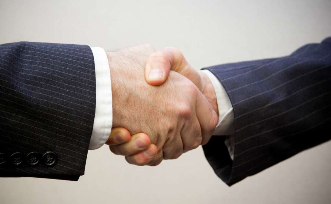 ¿Con cuántos besos saludar? ¿Qué mano se debe usar? ¿Dejar propina? Checa las costumbres de estos países. (Foto: Flazingo Photos)