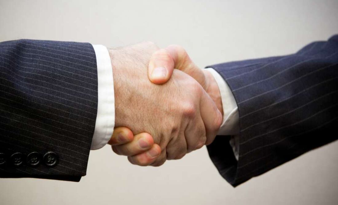 ¿Con cuántos besos saludar? ¿Qué mano se debe usar? ¿Dejar propina? Checa las costumbres de estos países. (Foto: Flazingo Photos)