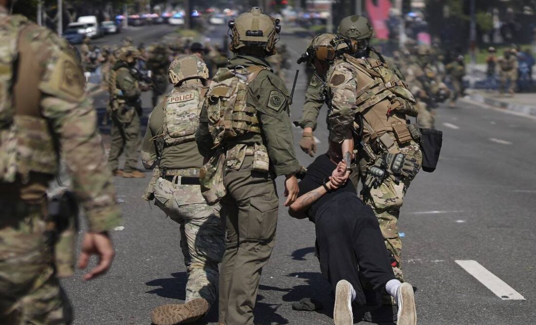 Policías detienen a un hombre durante las redadas y protestas sobre los migrantes en Estados Unidos. (07/06/25) Foto: AP