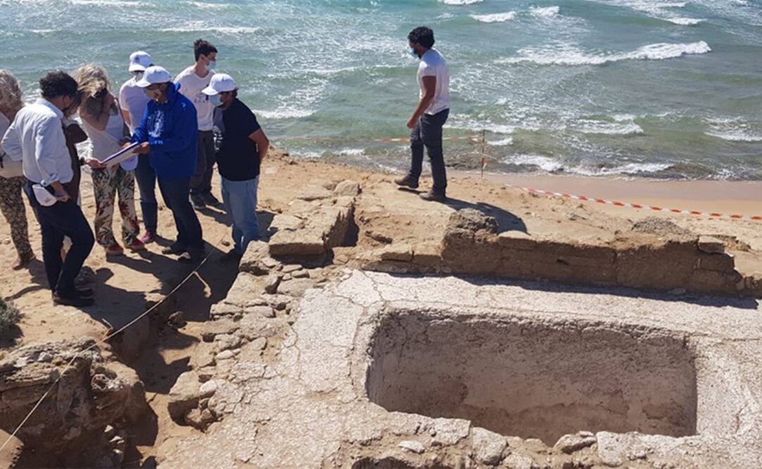 Imagen de la tumba de la Edad de Bronce hallada intacta, con restos humanos y ajuares, bajo las dunas del Cabo de Trafalgar, en Cádiz, al sur de España. Foto: Universidad de Cádiz
