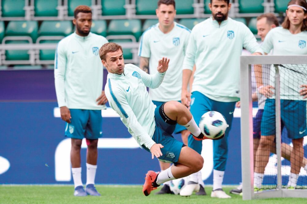 Antoine Griezmann mostró a sus compañeros control de balón y remate (FOTOS: JAVIER SORIANO. AFP)