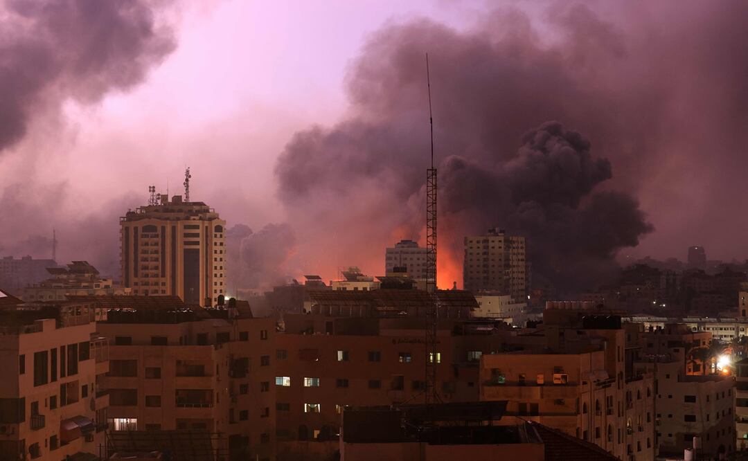 Una bola de fuego estalla durante el bombardeo israelí de la ciudad de Gaza el 9 de octubre de 2023. Foto: AFP
