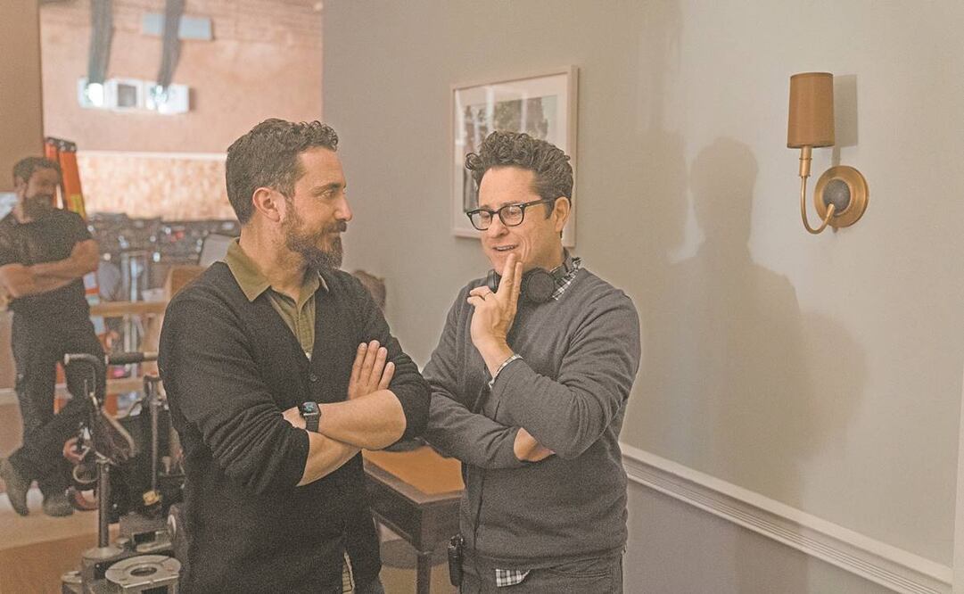 Abrams trabajó con el director Pablo Larraín (izquierda) para esta serie. Foto: Apple TV.