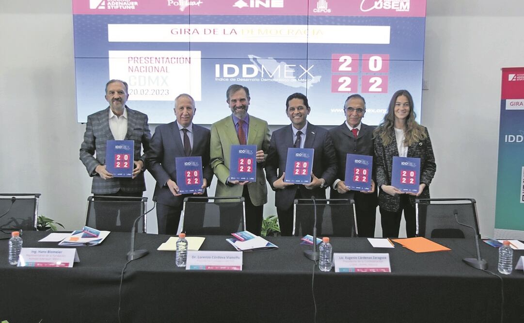 En la presentación del Índice de desarrollo democrático 2022, Lorenzo Córdova (centro) dijo que fue un mal año en esa materia. Foto: ESPECIAL