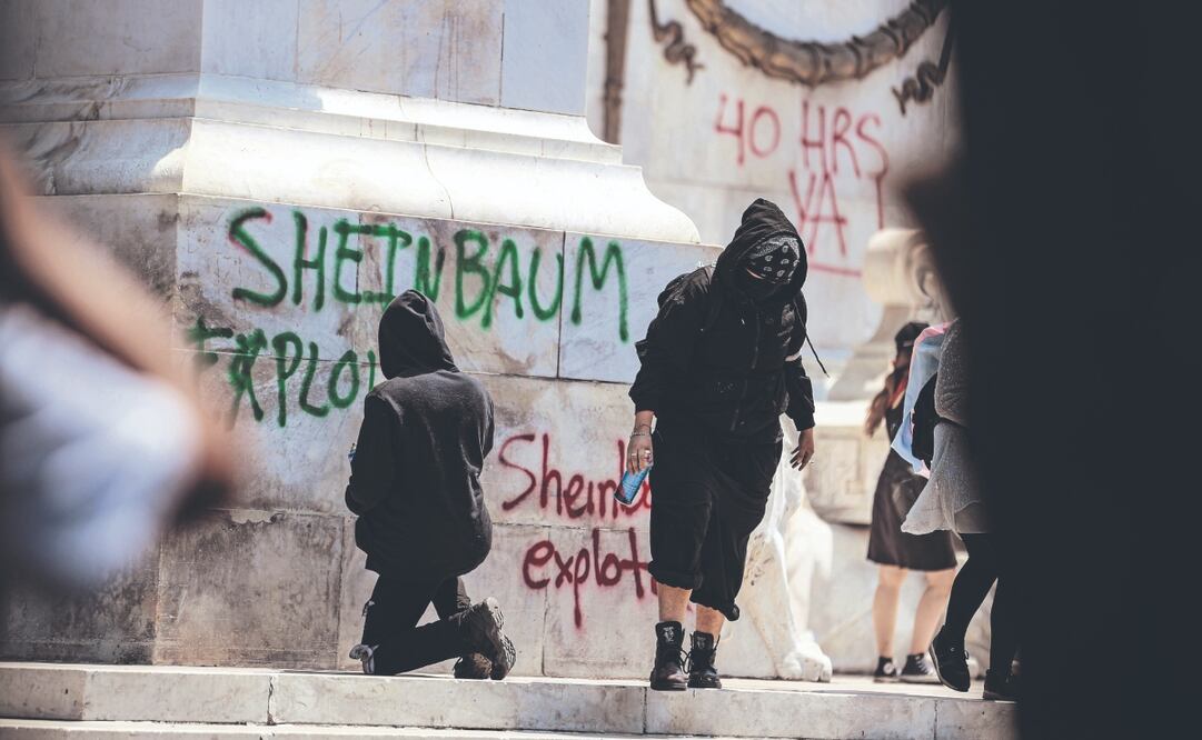 El monumento volvió a ser objeto de pintas por parte de anarquistas que participaron en las marchas por el Día Internacional del Trabajo. Foto: de Gabriel Pano. El Universal