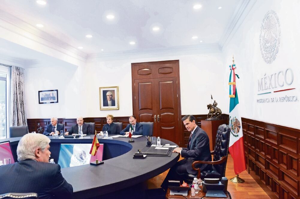 En reunión en Los Pinos con el ministro de Asuntos Exteriores y de Cooperación del Reino de España, Alfonso Dastis (izq.), el Presidente resaltó la importancia de enriquecer la Asociación Estratégica entre ambas naciones (En reunión en Los Pinos con el m)