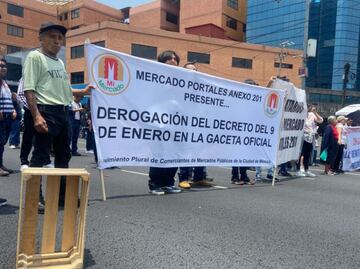 Locatarios de mercados públicos rechazan reunirse con diputados y advierten nuevos bloqueos; "queremos que dejen de hacer abasto popular", dicen