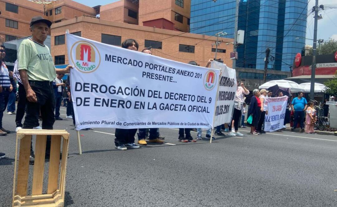 Locatarios de mercados públicos rechazaron el acuerdo que les ofrecieron los diputados para reunirse dentro de 15 días con la JUCOPO (23/07/25) Foto: Juan Carlos Williams.