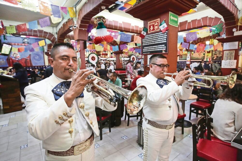 El Salón Tenampa,el sitio más concurrido de Garibaldi, cuenta con un mural de Juan Gabriel y música en vivo (FOTO: LUIS CORTÉS Y YADIN XOLALPA. EL UNIVERSAL)