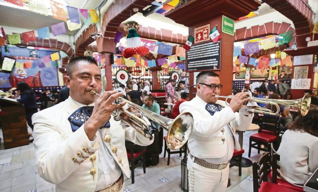El Salón Tenampa,el sitio más concurrido de Garibaldi, cuenta con un mural de Juan Gabriel y música en vivo (FOTO: LUIS CORTÉS Y YADIN XOLALPA. EL UNIVERSAL)