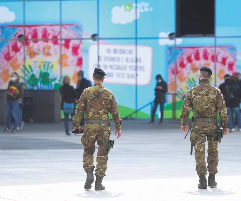 Soldados italianos patrullan las calles de Lombardía. El presidente de la región, Attilio Fontana, declaró que el gobierno acordó desplegar efectivos en la zona norte para hacer cumplir la cuarentena. Foto: DANIELE MASCOLO. REUTERS
