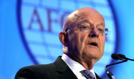 Renuncia el jefe del servicio secreto de EU, James Clapper
