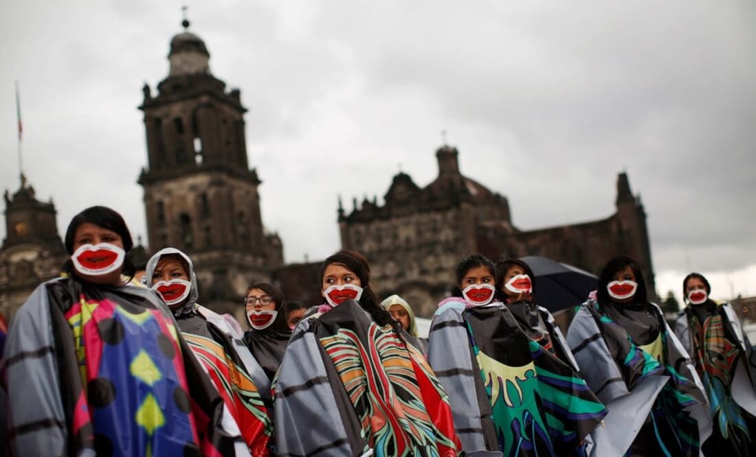 Pro-abortion activists wearing masks over their mouths demonstrate to demand the decriminalization of abortion in Mexico City, Mexico - Photo: Carlos Jasso/REUTERS