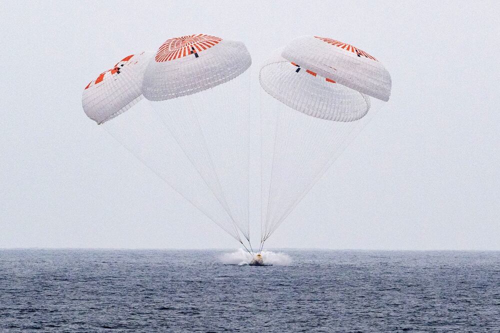 Una foto proporcionada por la NASA muestra la nave espacial SpaceX Crew Dragon Endurance mientras aterriza en el océano Pacífico frente a la costa de San Diego. Foto: EFE