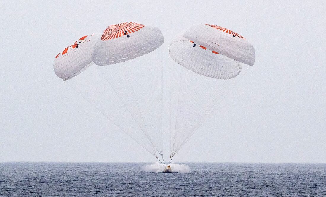 Una foto proporcionada por la NASA muestra la nave espacial SpaceX Crew Dragon Endurance mientras aterriza en el océano Pacífico frente a la costa de San Diego. Foto: EFE