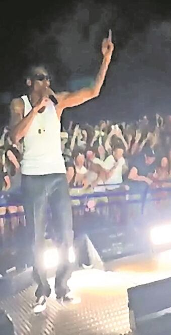 Cuando se percatan del accidente, los cantantes detienen el concierto y dudan en ayudar al público pero los elementos de seguridad los llevan fuera del escenario (TOMADO DE TWITTER)