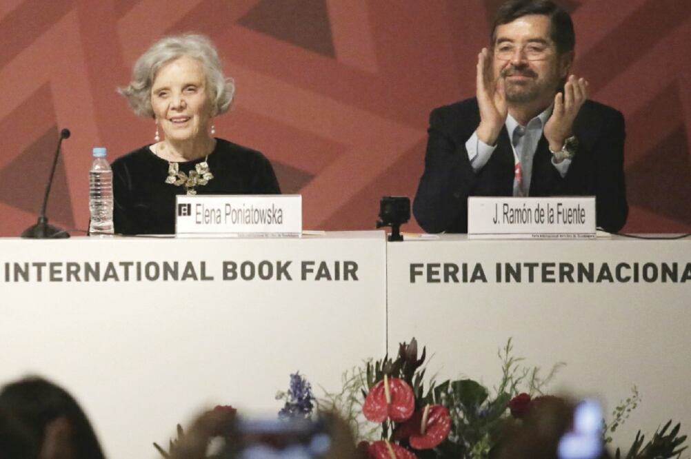 Acompañado de la escritora Elena Poniatowska, el doctor Juan Ramón de la Fuente se presentó en la FIL de Guadalajara (ALEJANDRA LEYVA. EL UNIVERSAL)