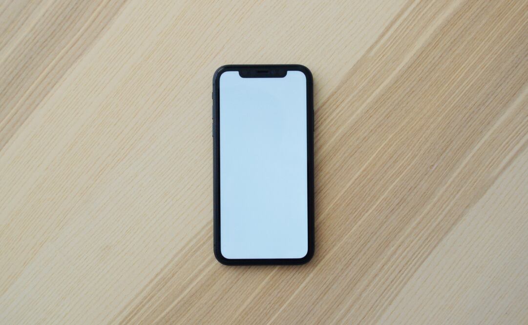 ¿Por qué es malo dejar el celular bajo la luz del sol? Imagen: Unplash