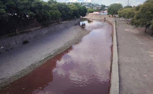 Suspenden a empresa textil por contaminar el río Zahuapan en Tlaxcala; descarga de colorantes tiñó de rojo el agua