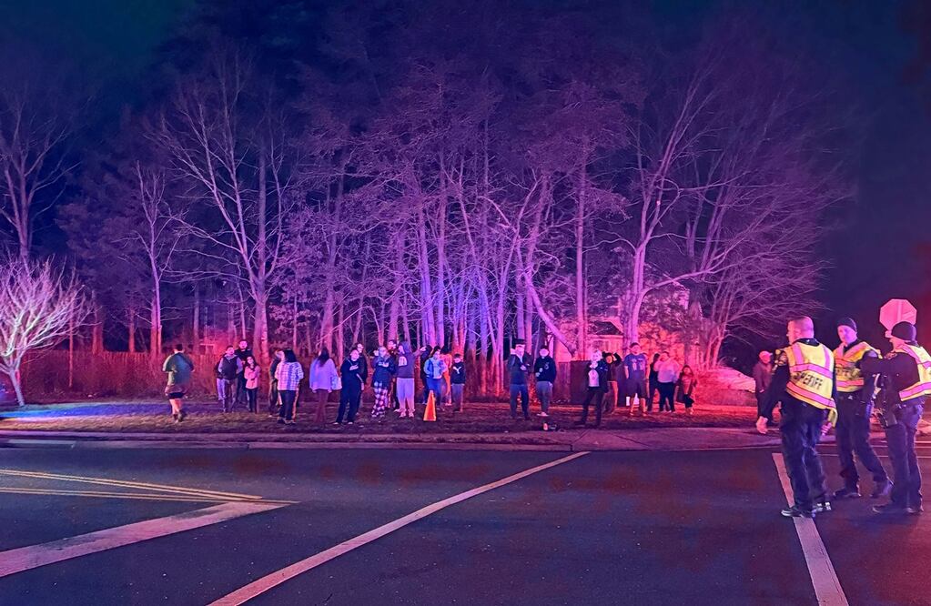 Los residentes del vecindario observan cómo los socorristas llegan al lugar después de una explosión en una casa, el viernes 16 de febrero de 2024 por la noche en Sterling, Virginia. Foto: AP
