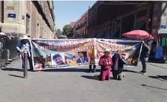 Con rezos y de rodillas, madre de hermanos desaparecidos en Mazatlán exige atención del caso; Sheinbaum dice que ya se atiende