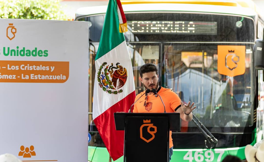Entrega de 30 nuevos autobuses en Monterrey, Nuevo León, encabezada por el gobernador Samuel García. Foto: Especial