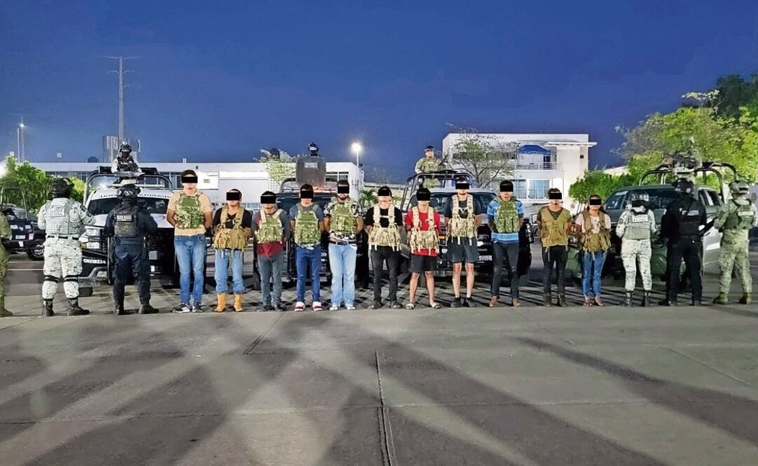 A los detenidos se les aseguraron armas de diversos calibres y distintas dosis de droga. Foto: Especial