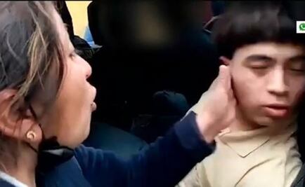 "Cállate, aprende a respetar”: mamá abofetea a su hijo detenido por robo