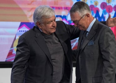 AMLO acusa campaña de TV Azteca contra su gobierno por adeudos fiscales