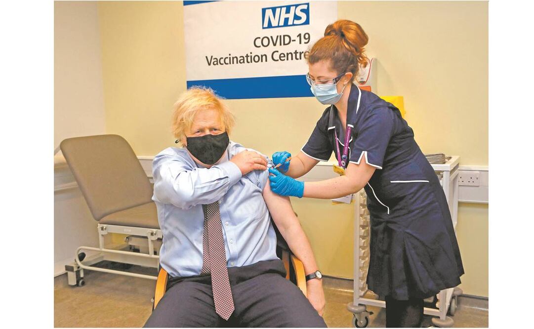 El primer ministro de Reino Unido, Boris Johnson, recibió ayer la vacuna de AstreZeneca en el Hospital Saint Thomas, en Londres. Foto: AFP.