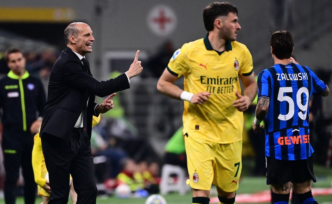 Santiago Giménez, titular en derrota del AC Milan / Foto: AFP