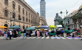 Comerciantes bloquean Eje Central, Hidalgo y Tacuba por reordenamiento de la Alameda Central; afectan transporte público