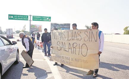 Empleados de UAEM cierran Paso Exprés para exigir pagos