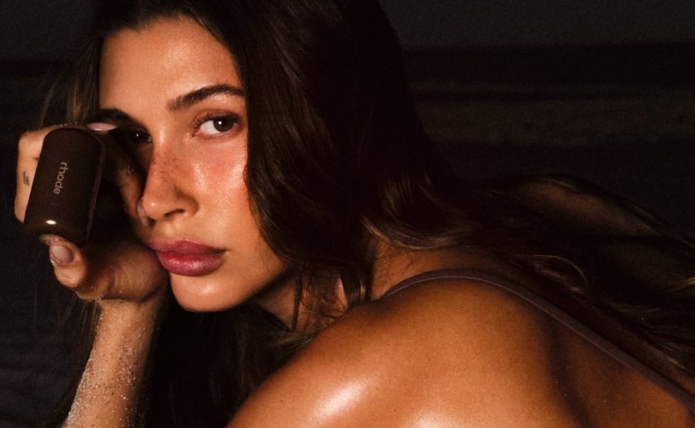 El universo de Hailey Bieber por fin está cerca de nosotros. Foto: Rhode