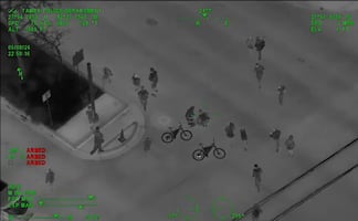 VIDEO: Arrestan a 22 participantes de "takeover teen" por disturbios en Florida; policía decomisa armas y asegura un vehículo