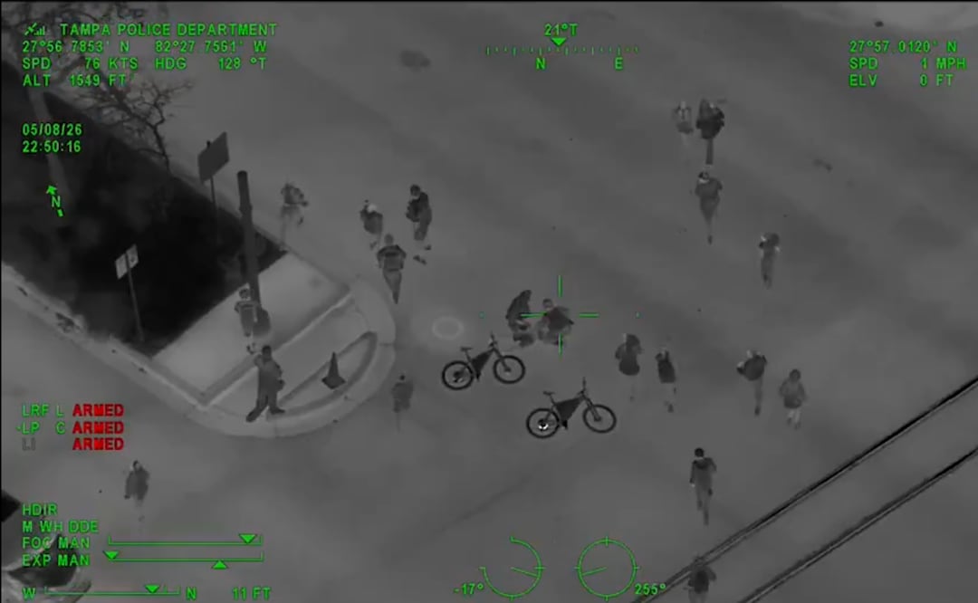 Vista aérea de la concentración masiva de jóvenes que derivó en disturbios durante un “teen takeover” en Tampa, Florida. Foto: @TampaPD.