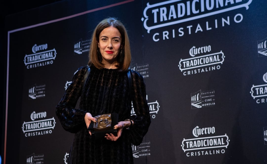 Cecilia Suárez con su Premio José Cuervo, del Festival Internacional de Cine de Morelia. Foto: Rodolfo Ayala / EL UNIVERSAL