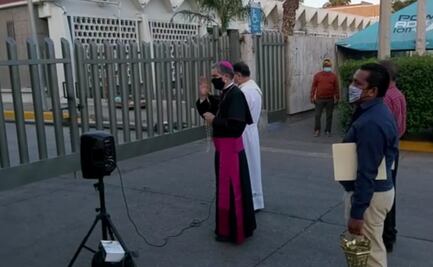 Obispo de Torreón lleva oración a las afueras de clínica del IMSS
