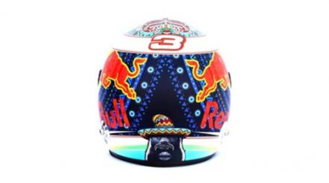 Piloto de Red Bull personaliza su casco por solidaridad a México