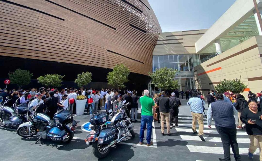Una de las testigos, empleada de una tienda de ropa rechazó que hayan podido ver a los responsables de la balacera, únicamente escucharon las detonaciones y cerraron la cortina de la tienda hasta estar seguros.  Foto: Arturo Hernández