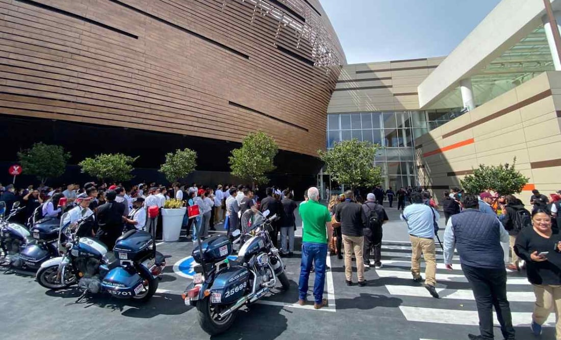 Una de las testigos, empleada de una tienda de ropa rechazó que hayan podido ver a los responsables de la balacera, únicamente escucharon las detonaciones y cerraron la cortina de la tienda hasta estar seguros. Foto: Arturo Hernández